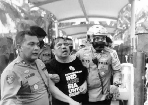 Ade Armando Babak Belur Dipukuli Massa di DPR