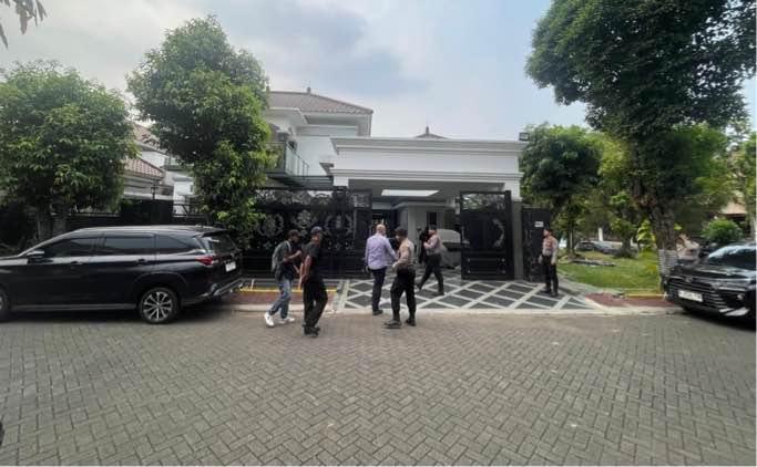 KPK Sambangi Kediaman Yayat Sudrajat di Depok, Dokumen Suap Proyek Bekasi Diangkut