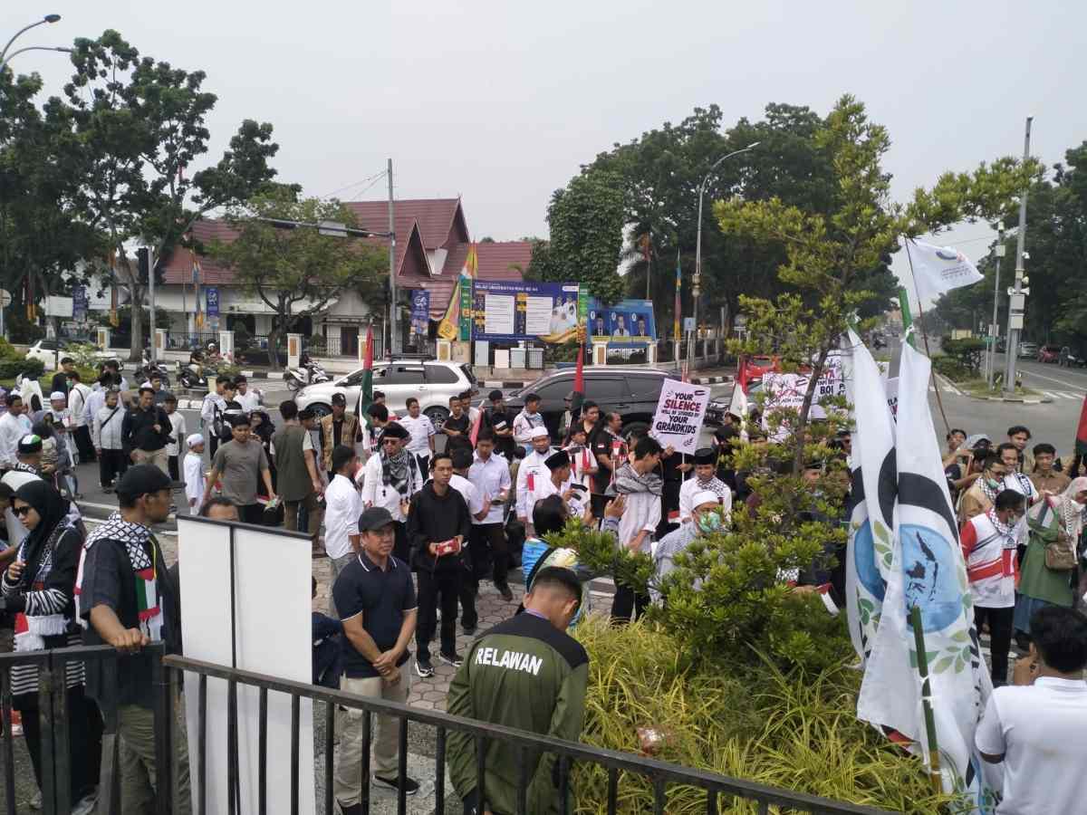 Ribuan Warga Pekanbaru Gelar Aksi Solidaritas Palestina, Kumpulkan Bantuan Kemanusiaan di Tugu Pahlawan