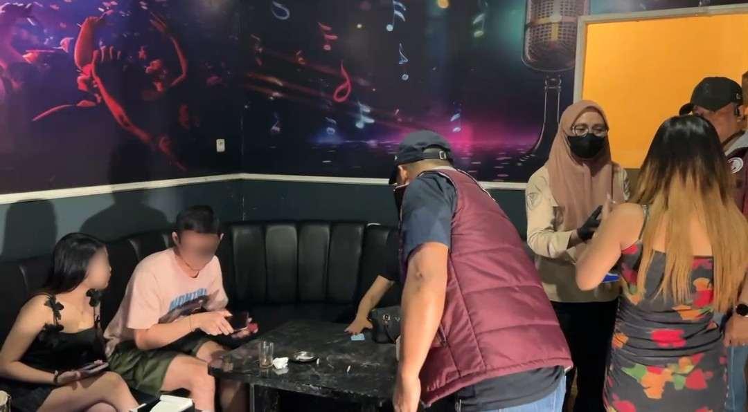 Polresta Pekanbaru Gelar Razia Hiburan Malam, Pengunjung Angkasa Food Court Dites Urine
