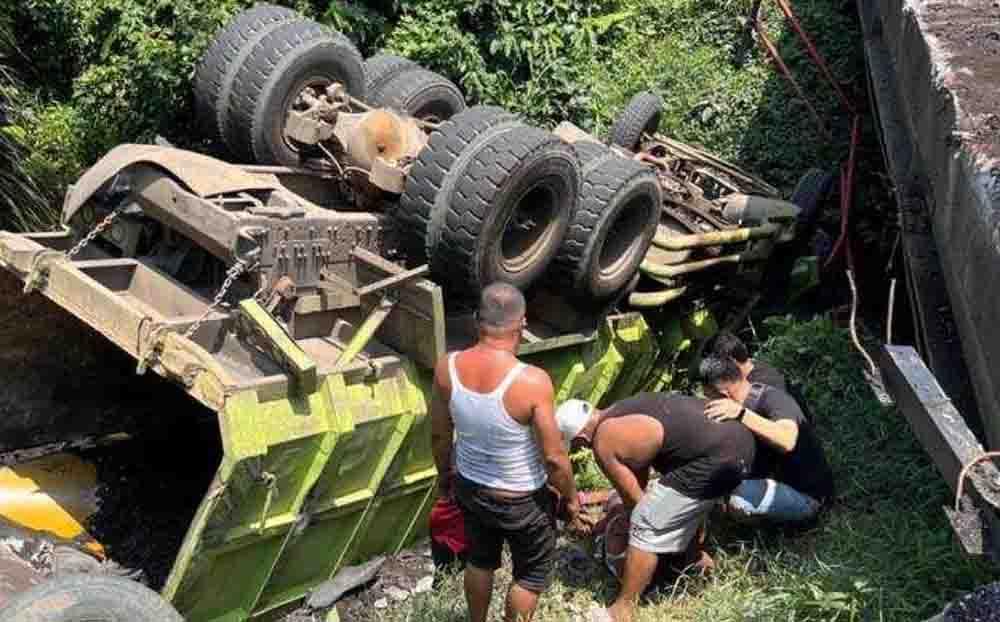 Tragedi Jalur Lintas Teluk Kuantan, Sopir Asal Sumbar Kehilangan Nyawa Usai Truk Terbalik