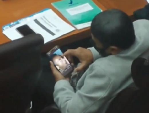 Legislator PDIP Nangis Saat Klarifikasi Nonton Video Porno ke Fraksi