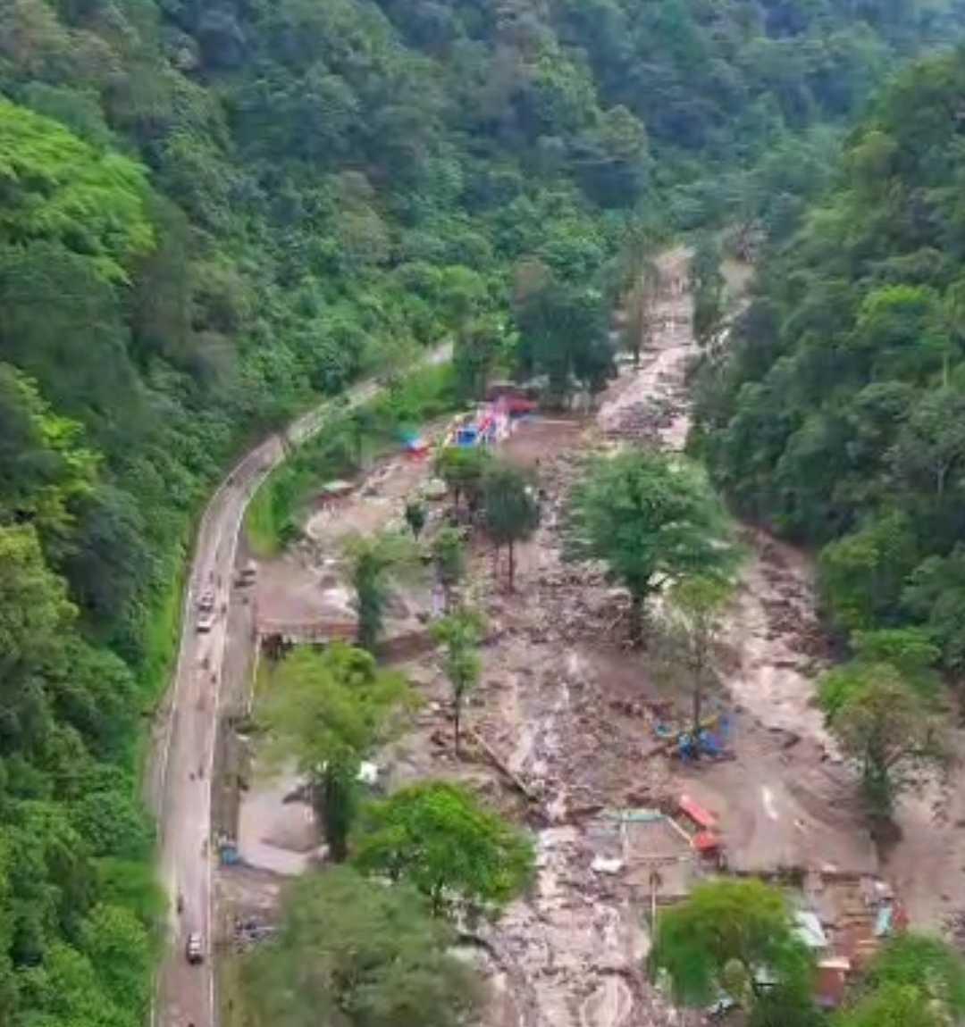 Longsor di Lembah Anai, Jalur Padang - Bukittinggi Putus