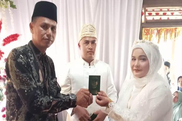 Jembatan Putus, Penghulu di Pasaman Nekat Terjang Sungai Demi Akad Nikah