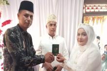 Jembatan Putus, Penghulu di Pasaman Nekat Terjang Sungai Demi Akad Nikah