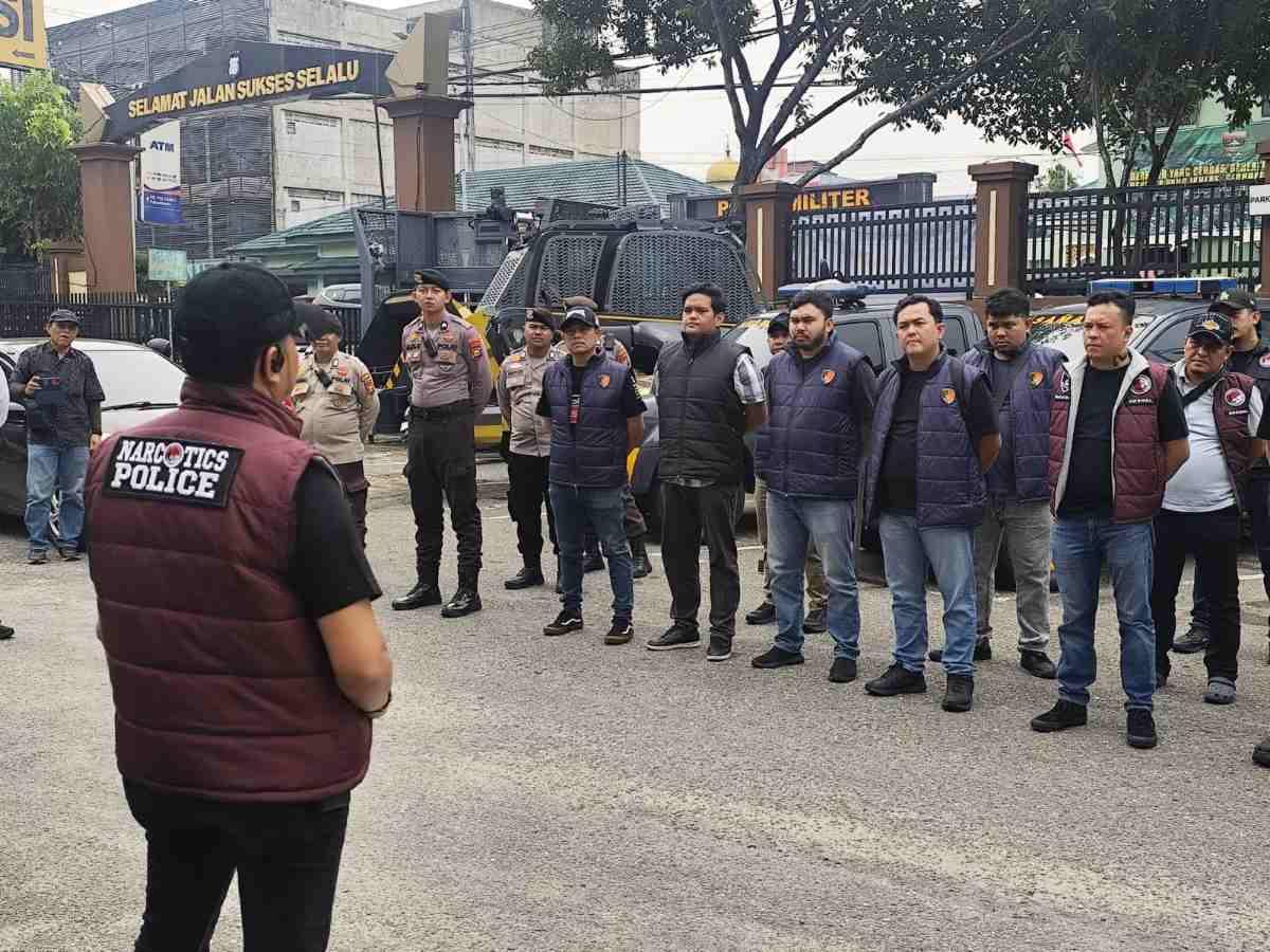 Polresta Pekanbaru Gerebek Sarang Narkoba di Pangeran Hidayat, Amankan Dua Tersangka dan Senjata Tajam