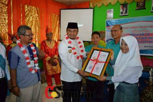 Berkunjung ke SMAN 1 Koto Salak, Bupati Dharmasraya Dihadiahi Karikatur Buatan Tangan Trampil Siswa