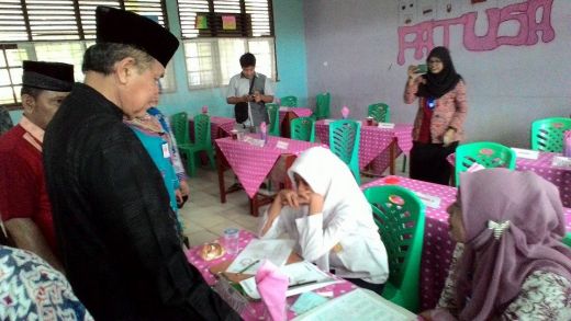 Hari Terakhir UN, Wawako Emzalmi Tinjau SMPN 33 Padang