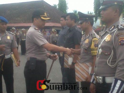 Ungkap Kasus Perampokan Dalam Waktu 1,5 Jam, Kapolres Kota Solok Beri Hadian Anak Buahnya