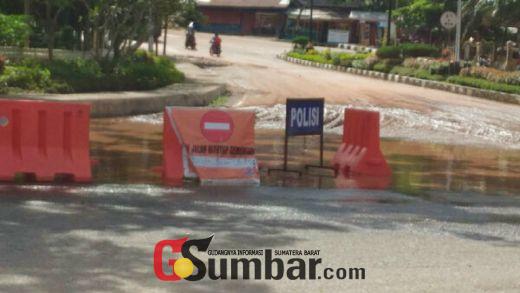 Pak PU, Ada Genangan Air di Simpang Jalan Muaro Kalaban-Sawahlunto, Bisa Ganggu Pengguna Jalan, Lho