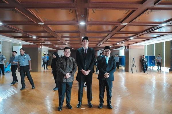 Disaksikan Menpora Erick, Mitchell Lee Baker Resmi Jadi WNI