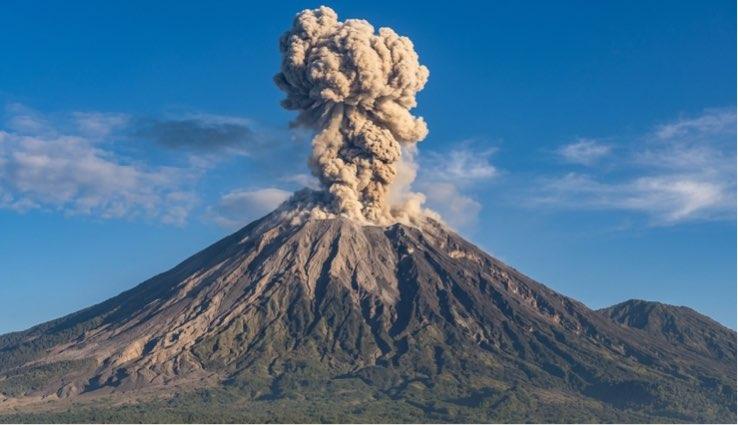 Status Siaga! Gunung Semeru Kembali Meletus Lontarkan Material Vulkanik