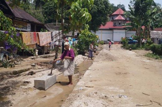 Seorang nenek bersihkan lumpur banjir bandang. Seorang nenek bersihkan lumpur banjir bandang.