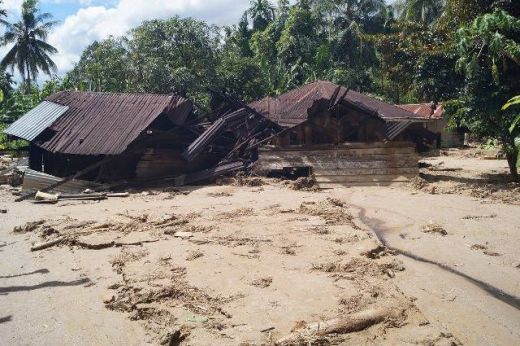 Rumah warga yang rusak. Rumah warga yang rusak.