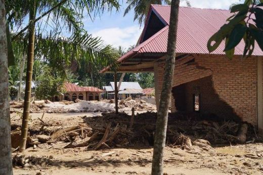 Rumah warga rusak. Rumah warga rusak.