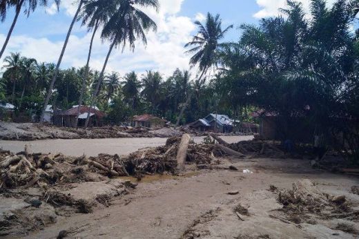 Sisa lumpur banjir bandang. Sisa lumpur banjir bandang.