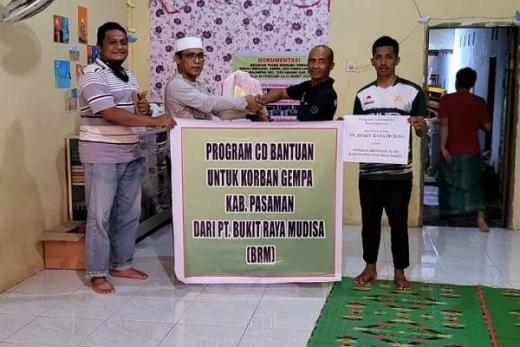 PT Bukit Raya Mudisa Serahkan Bantuan untuk Korban Gempa di Pasaman Barat