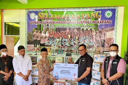BRI Serahkan Bantuan untuk Panti Asuhan di Sumatera Barat