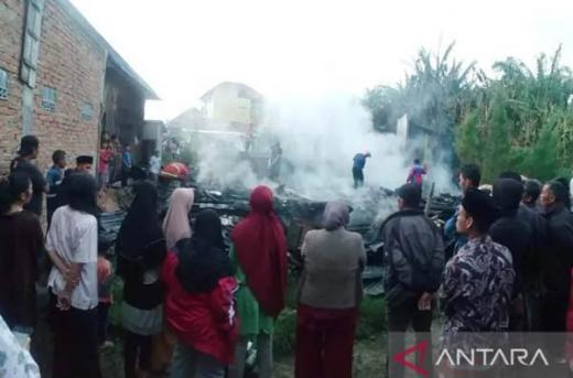 Rumah Tua yang Dihuni Perempuan Lanjut Usia di Agam Ludes Terbakar