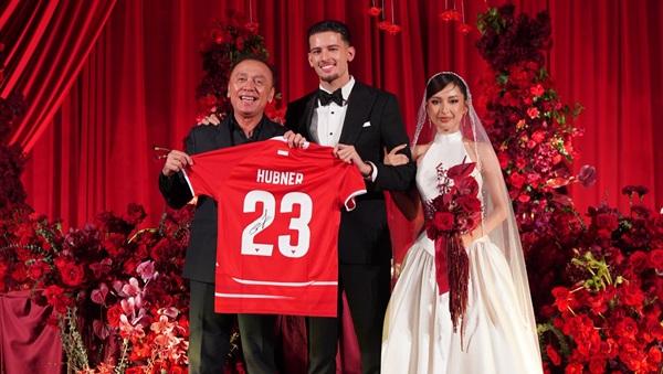 Iwan Bule, Tamu Istimewa Yang Dapat Jersey di Pernikahan Justin Hubner dengen Jennifer Coppen