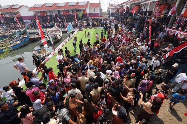 Prabowo Cek Rumah Apung Muara Angke, Disambut Antusias Warga