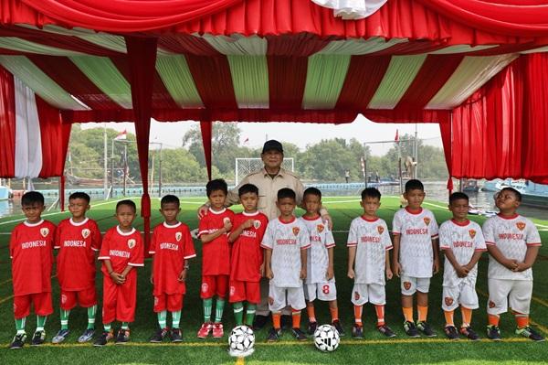 Prabowo Subianto Main Bola bareng Anak-Anak di Lapangan Muara Angke