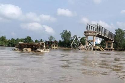 Jembatan Rp135 Miliar Ambruk Ditabrak Tongkang, 5 Orang Hilang dan 6 Terluka