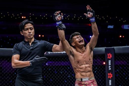 Pukul KO Alex Silva, Adrian Mattheis Duduki Peringkat 5 Dunia