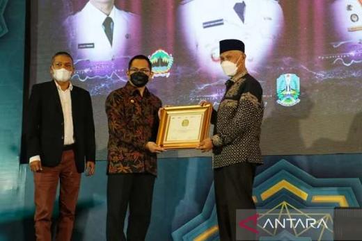Gubernur Sumbar Terima Anugerah Adinata Syariah 2022