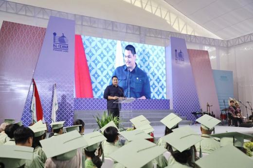 Hadir di Wisuda SMP Al Izhar Pondok Labu, Menpora Dito Motivasi Seluruh Siswa Kembangkan Kreativitas