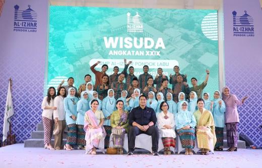 Keluarga Besar SMP Al Izhar Pondok Labu Bangga Atas Capaian Dito Ariotedjo Sebagai Menpora