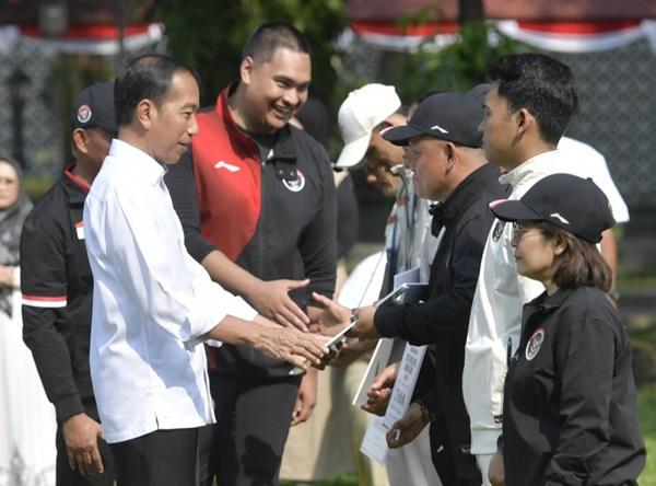 Menpora Dito Dampingi Presiden Jokowi Serahkan Bonus Atlet Peraih Medali di Olimpiade Paris 2024