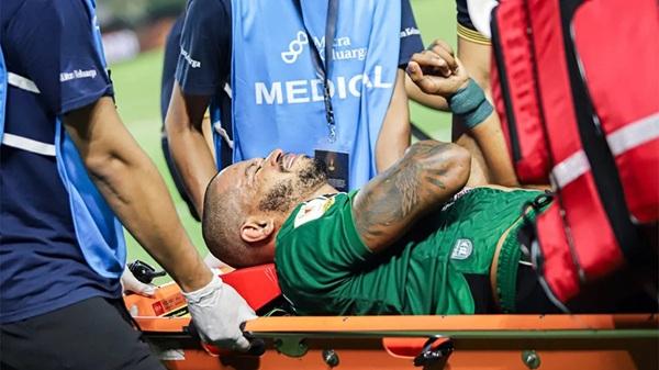 Alami Dislokasi Bahu, Alex Martins Jalani Proses Pemulihan Intensif