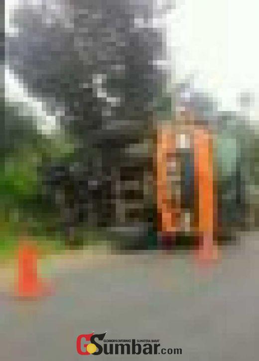 Sebuah Truk Rebah Kuda di Tanjakan Gunung Talang Solok