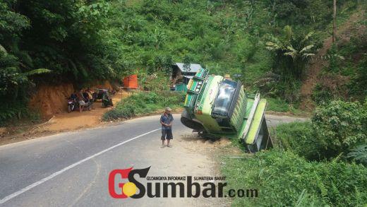 Lagi, Sebuah Truk Mengalami Kecelakaan di Jalan yang Menghubungkan Sumbar dengan Riau