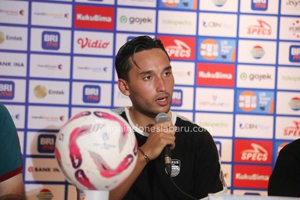 Ezra Walian Bertekad Sudahi Puasa Juara Persib Bandung