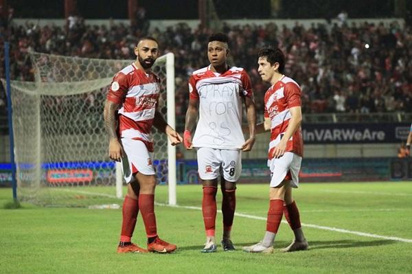 Madura United Persembahkan Kemenangan Untuk Suporter