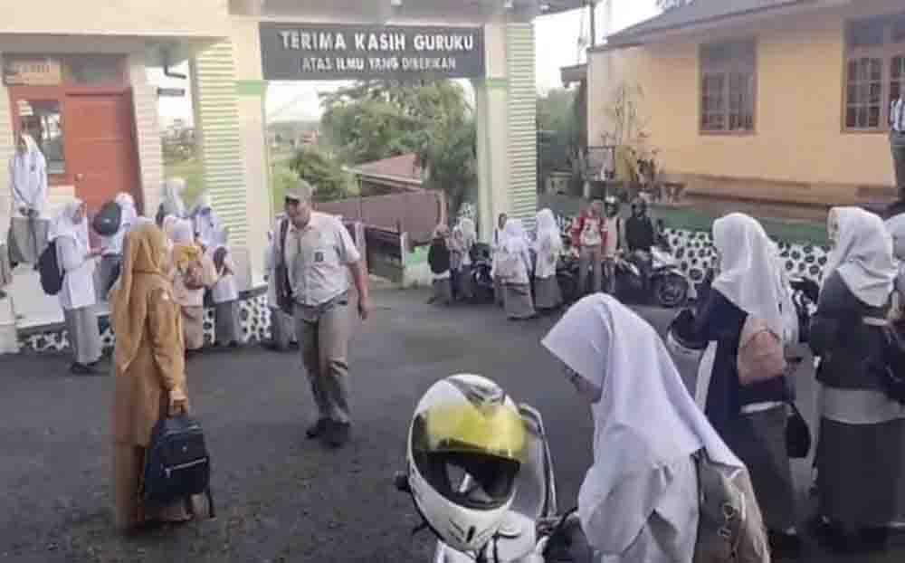 SMA Negeri 5 Bukittinggi Disegel Warga, Protes Anak Sekitar Gagal Masuk Sekolah