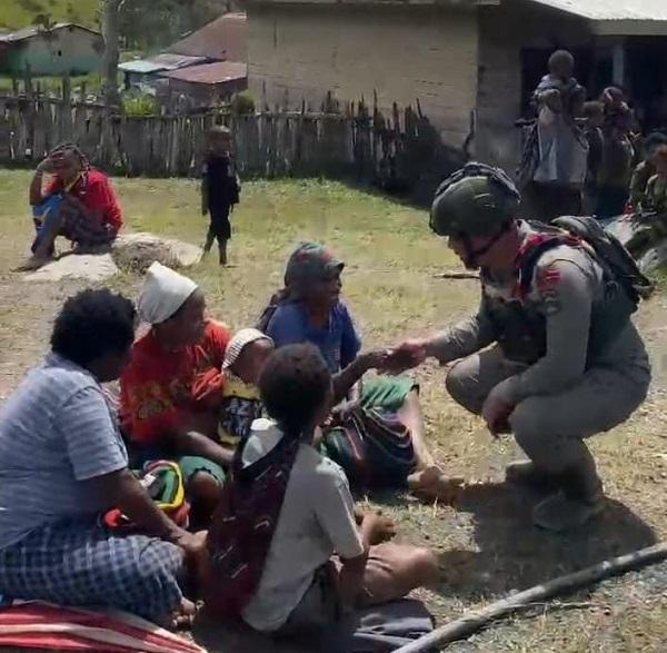 Sambangi Warga Sinak, Satgas Ops Damai Cartenz Hadirkan Rasa Aman dan Kehangatan