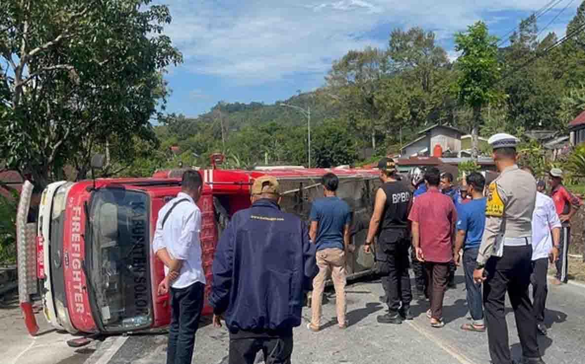 Menuju Lokasi Kebakaran, Mobil Damkar Solok Terbalik di Tikungan Gunung Talang