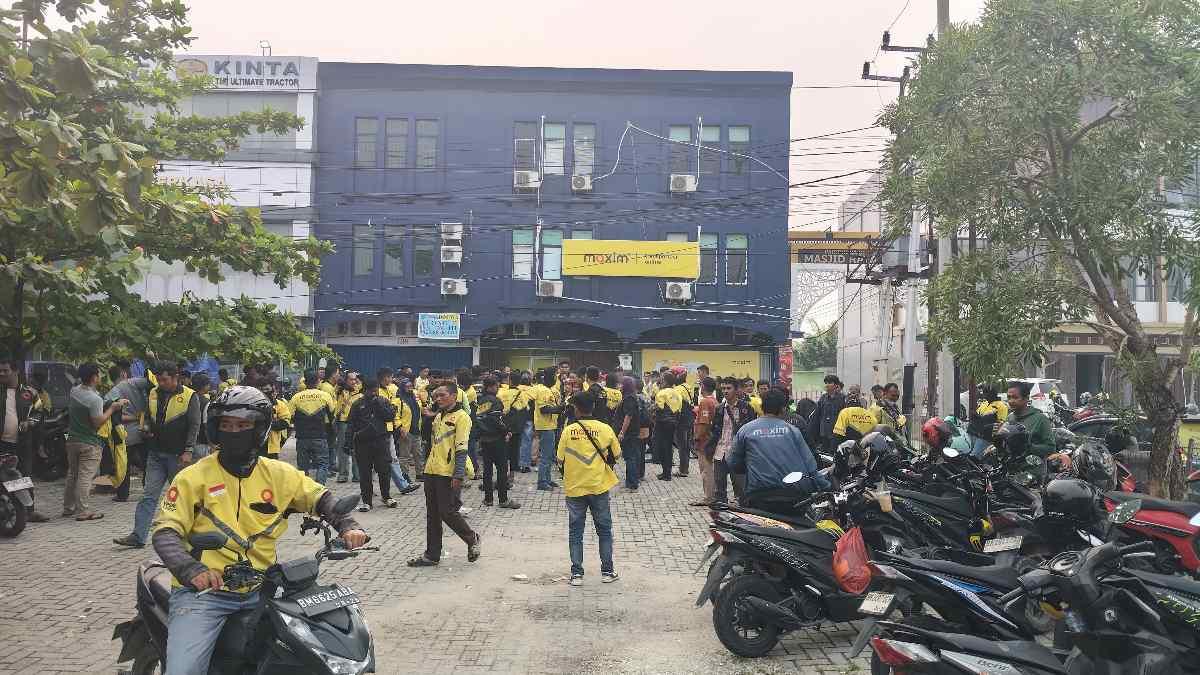 Pendapatan Merosot Akibat Program Turbo, Puluhan Driver Maxim Geruduk Kantor Cabang Pekanbaru