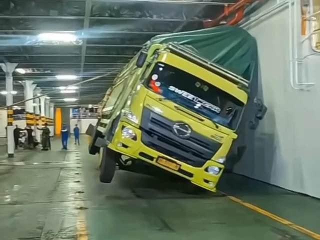Insiden Mencekam di Dermaga 3 Bakauheni, Gelombang 4 Meter Jadi Ancaman Serius Pelayaran