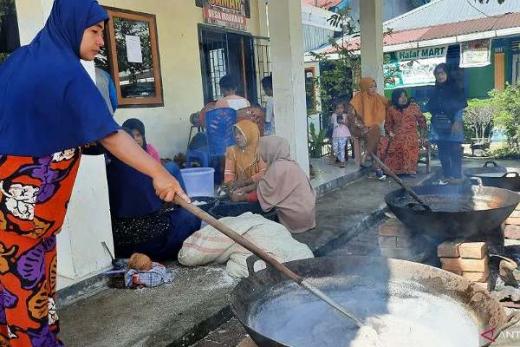 Minyak Goreng dari Sawit Mahal, Warga Kota Pariaman Kembali Produksi Minyak dari Kelapa
