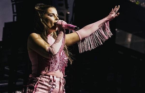 Penyanyi Nelly Furtado Terjatuh Saat Tampil di Festival Musik Coachella