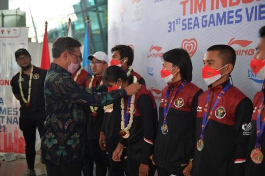Atlet Triathlon Indonesia Tiba di Tanah Air, Raden Isnanta: Tak Boleh Kendor