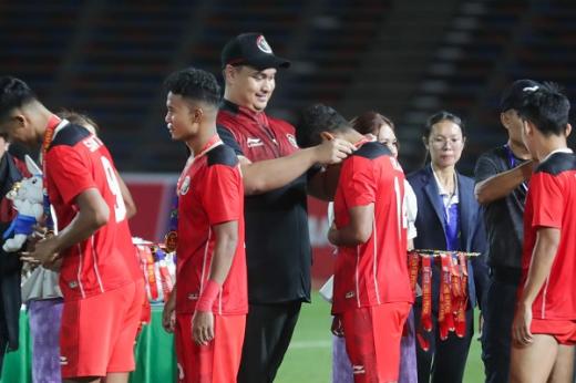 PHNOM PENH - Menteri Pemuda dan Olahraga Republik Indonesia (Menpora RI), Dito Ariotedjo mengalungkan medali emas SEA Games 2023 Kamboja. Emas tersebut diraih setelah skuat Garuda membungkan Thailand 5-2.