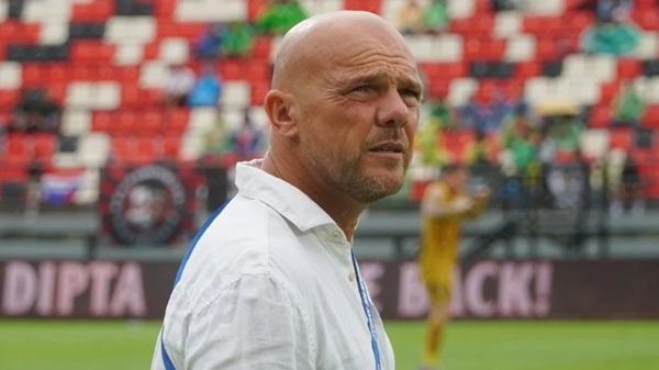 Gairah Sepakbola dan Loyalitas Suporter bikin Johnny Jansen Kepincut