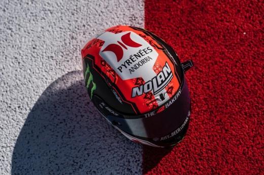 Pembalap Suzuki Pamer Helm Balap Desain Batik, Netizen: Kok Ada Logo PKS?