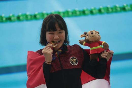 Raih Emas 100 Meter Gaya Punggung Putri, Flairene Candrea: Medali Ini untuk Indonesia