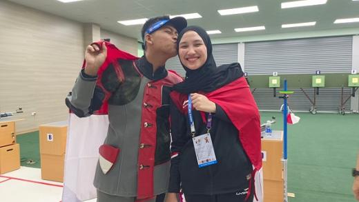Sepasang Kekasih Yang Bahagia di Hanoi